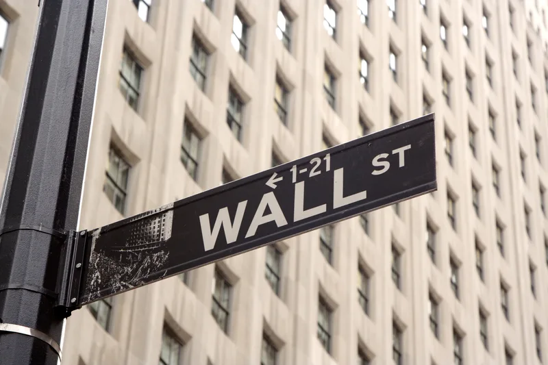 Traders watch bond yields climb on desk monitors